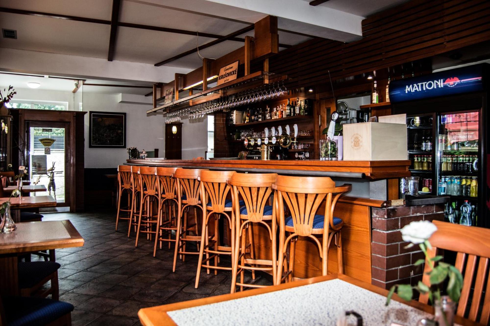 Restaurace A Penzion Garnet オロモウツ エクステリア 写真