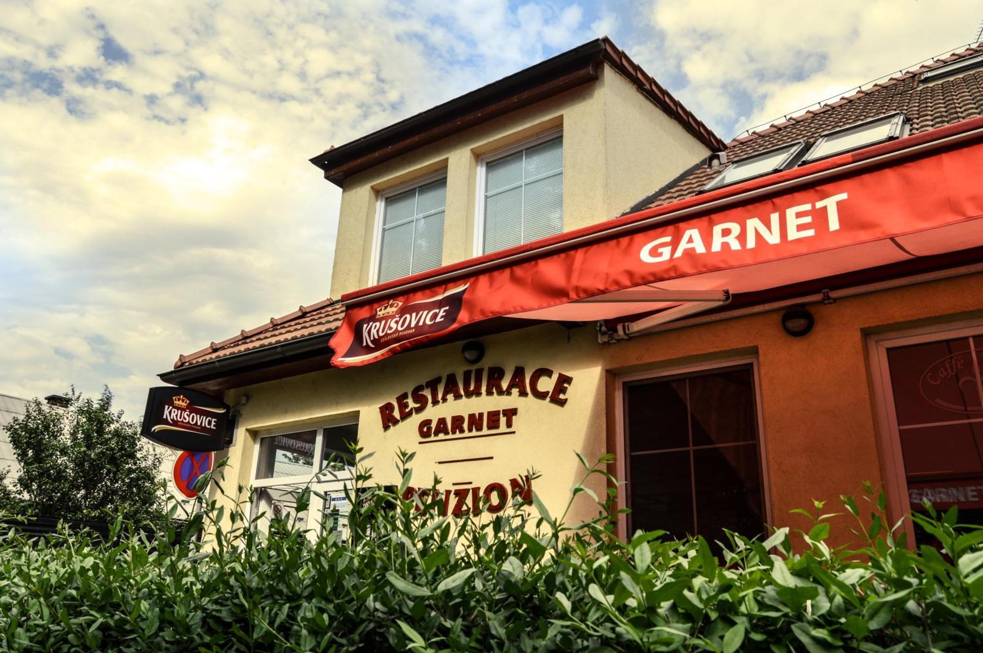 Restaurace A Penzion Garnet オロモウツ エクステリア 写真