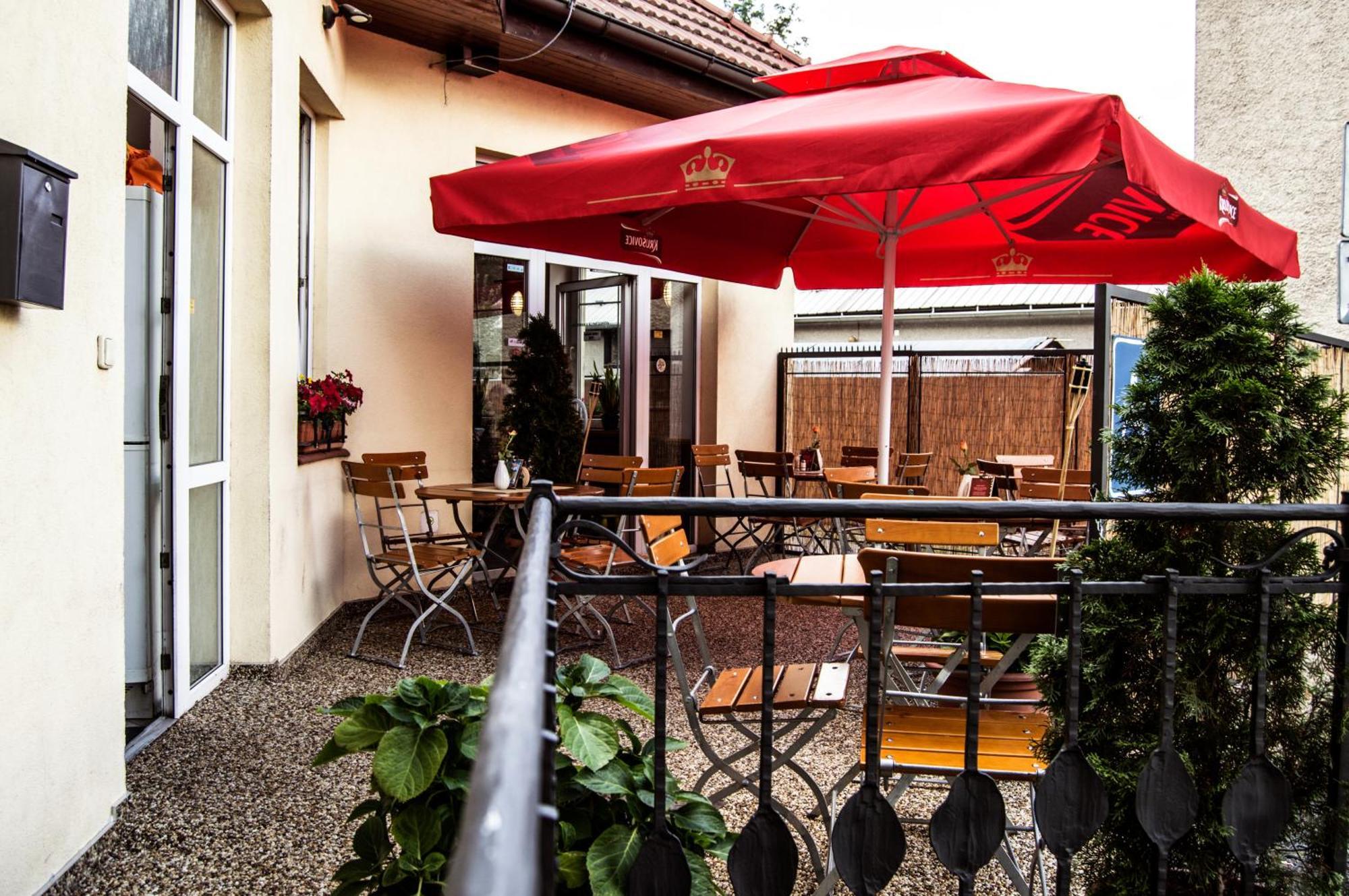 Restaurace A Penzion Garnet オロモウツ エクステリア 写真