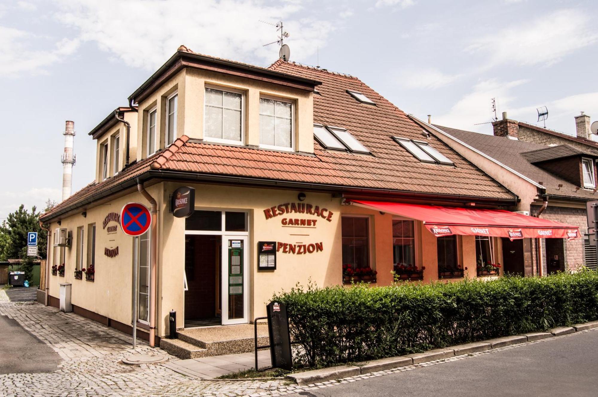 Restaurace A Penzion Garnet オロモウツ エクステリア 写真